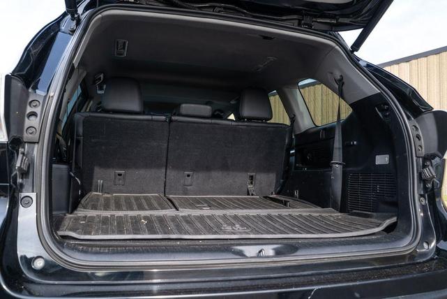 Photo of 2016 Midnight Black Metallic Toyota Highlander