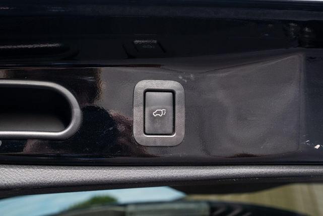 Photo of 2016 Midnight Black Metallic Toyota Highlander