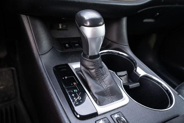 Photo of 2016 Midnight Black Metallic Toyota Highlander