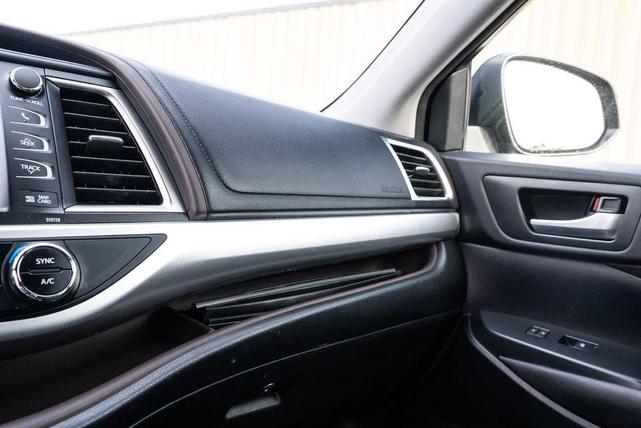 Photo of 2016 Midnight Black Metallic Toyota Highlander