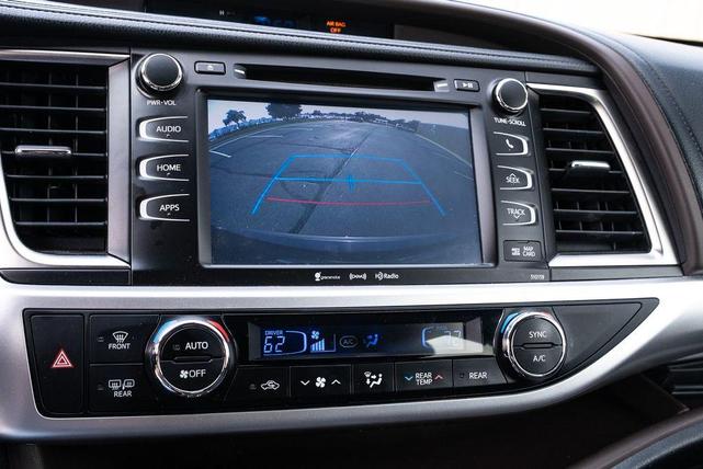 Photo of 2016 Midnight Black Metallic Toyota Highlander