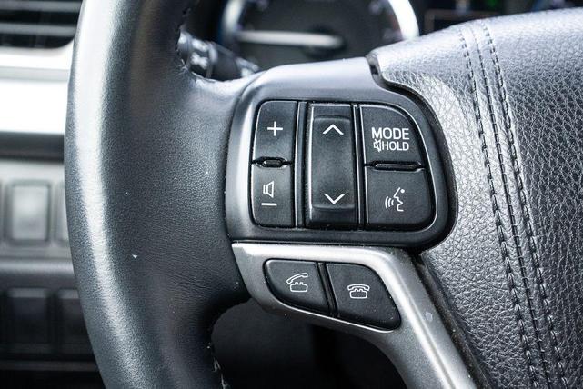 Photo of 2016 Midnight Black Metallic Toyota Highlander