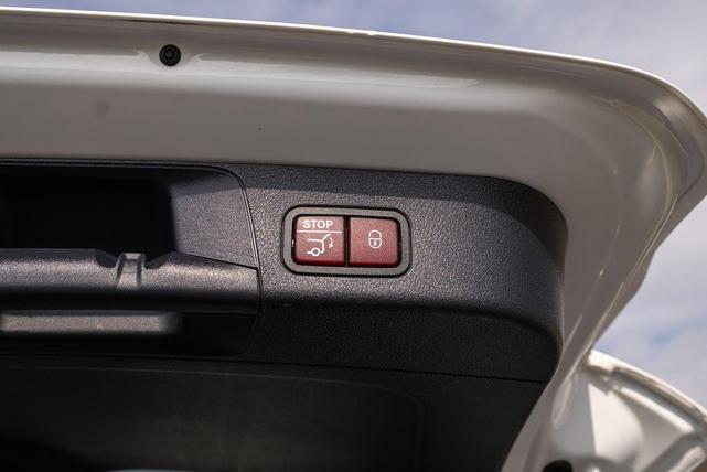 Photo of 2023 Polar White Mercedes-Benz GLB 250