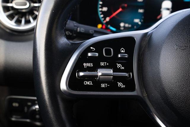 Photo of 2023 Polar White Mercedes-Benz GLB 250