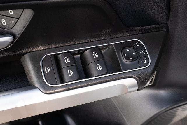 Photo of 2023 Polar White Mercedes-Benz GLB 250
