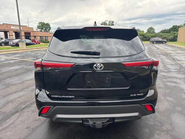 Photo of 2022 Midnight Black Metallic Toyota Highlander