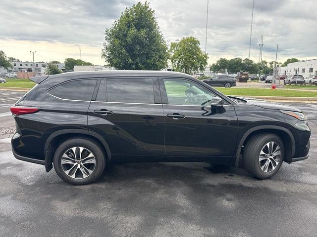 Photo of 2022 Midnight Black Metallic Toyota Highlander
