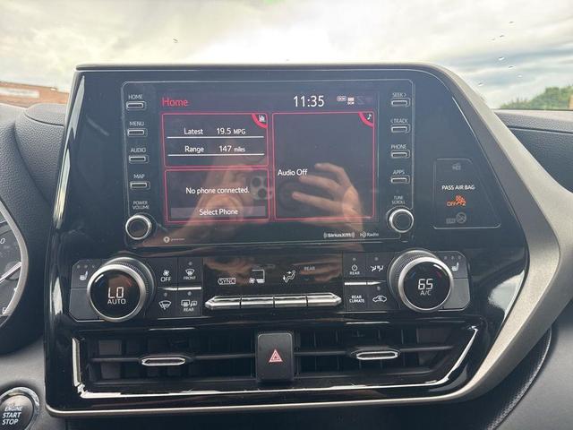 Photo of 2022 Midnight Black Metallic Toyota Highlander