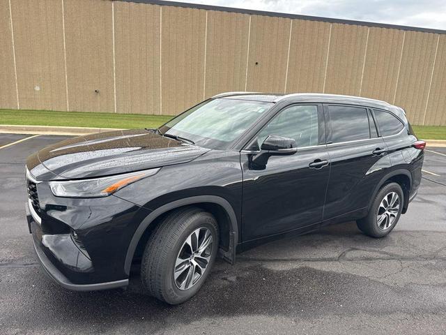 Photo of 2022 Midnight Black Metallic Toyota Highlander