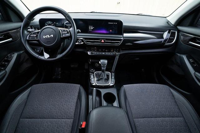 Photo of 2024 Blue / Black Kia Seltos