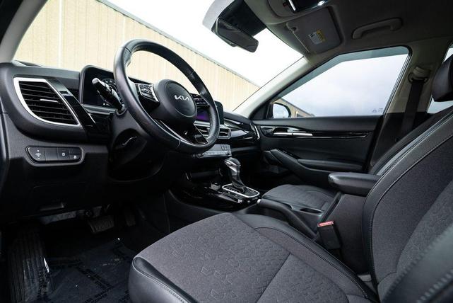 Photo of 2024 Blue / Black Kia Seltos