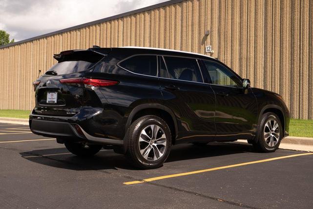 Photo of 2022 Midnight Black Metallic Toyota Highlander