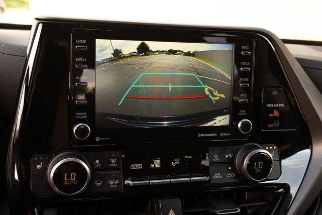 Photo of 2022 Midnight Black Metallic Toyota Highlander