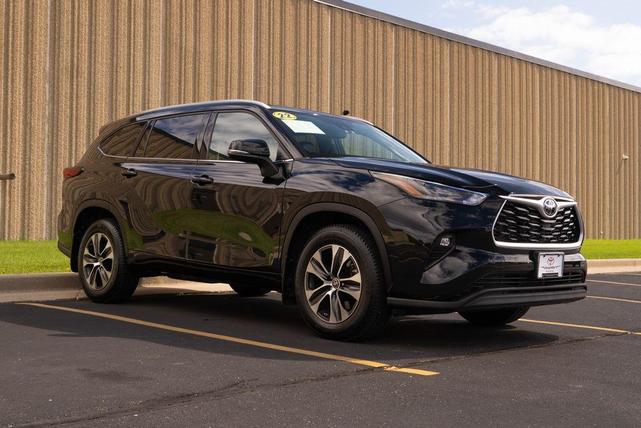 Photo of 2022 Midnight Black Metallic Toyota Highlander