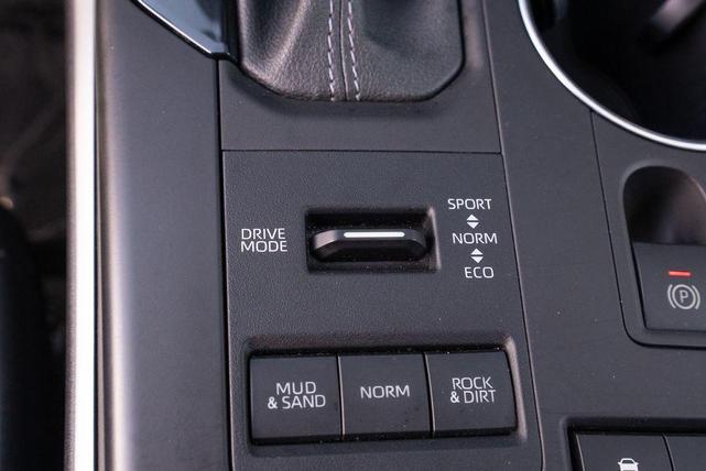 Photo of 2022 Midnight Black Metallic Toyota Highlander