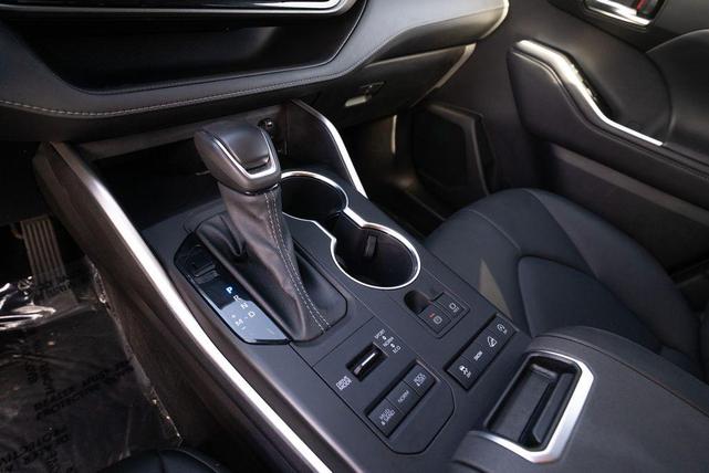 Photo of 2022 Midnight Black Metallic Toyota Highlander