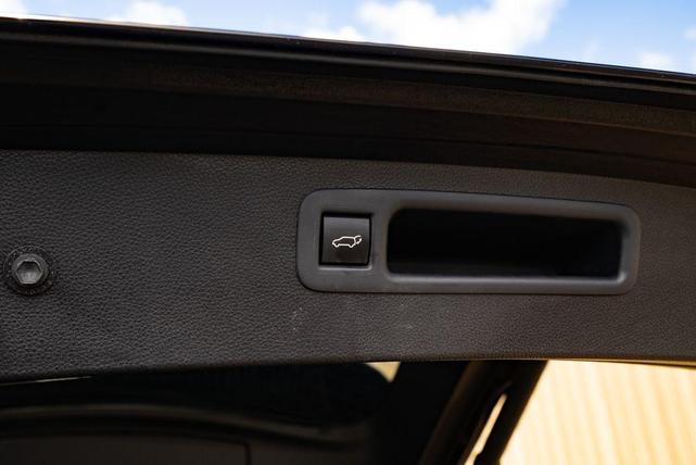 Photo of 2022 Midnight Black Metallic Toyota Highlander