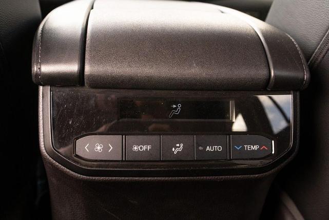Photo of 2022 Midnight Black Metallic Toyota Highlander
