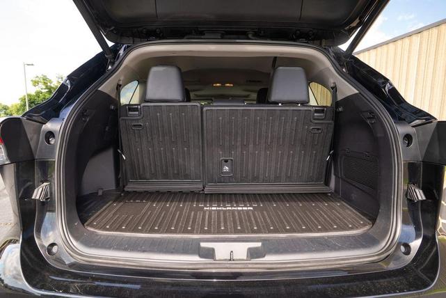 Photo of 2022 Midnight Black Metallic Toyota Highlander