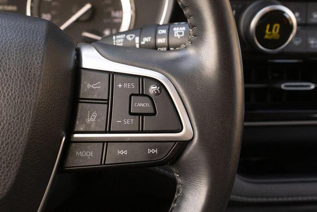 Photo of 2022 Midnight Black Metallic Toyota Highlander