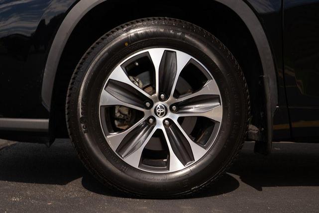 Photo of 2022 Midnight Black Metallic Toyota Highlander