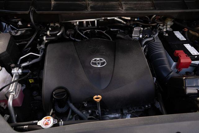 Photo of 2022 Midnight Black Metallic Toyota Highlander