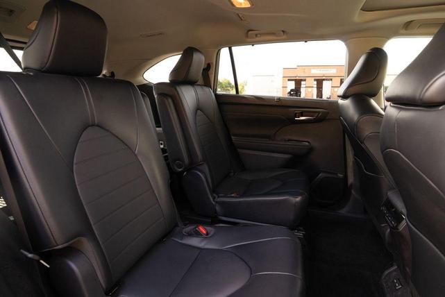 Photo of 2022 Midnight Black Metallic Toyota Highlander