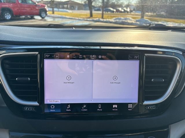 Photo of 2022 Brilliant Black Crystal Pearlcoat Chrysler Pacifica