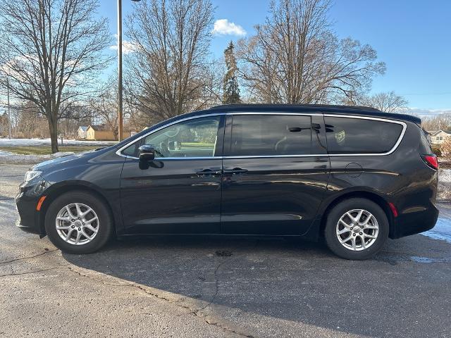 Photo of 2022 Brilliant Black Crystal Pearlcoat Chrysler Pacifica