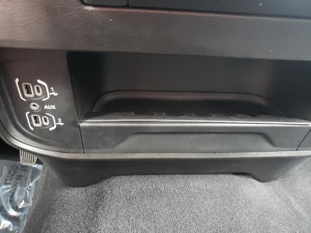Photo of 2024 Diamond Black Crystal Pearlcoat RAM 2500