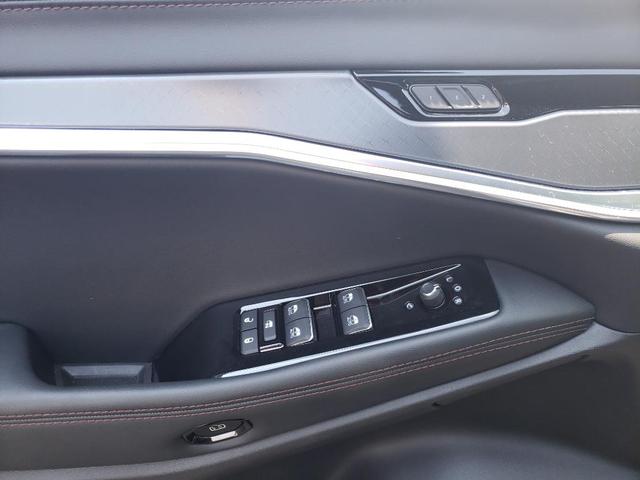 Photo of 2025 Diamond Black Crystal Pearlcoat Jeep Wagoneer S