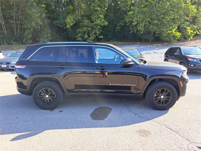 Photo of 2023 Diamond Black Crystal Pearlcoat Jeep Grand Cherokee
