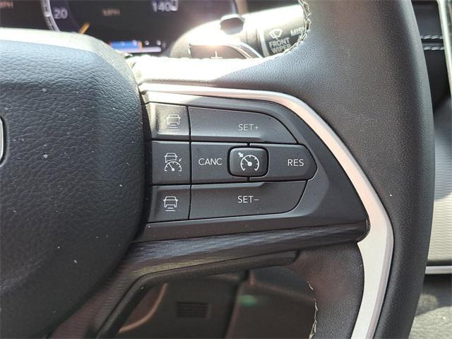 Photo of 2023 Diamond Black Crystal Pearlcoat Jeep Grand Cherokee