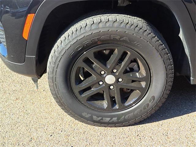 Photo of 2023 Diamond Black Crystal Pearlcoat Jeep Grand Cherokee