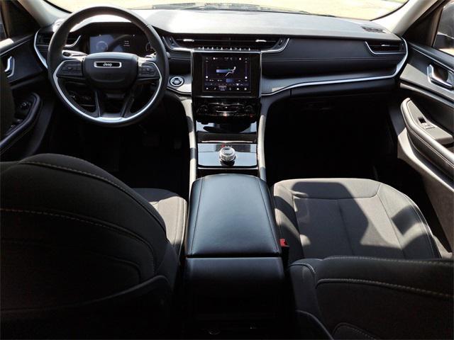 Photo of 2023 Diamond Black Crystal Pearlcoat Jeep Grand Cherokee