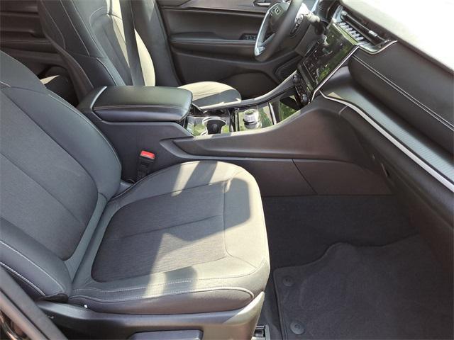 Photo of 2023 Diamond Black Crystal Pearlcoat Jeep Grand Cherokee