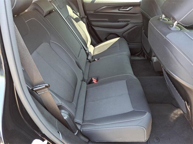 Photo of 2023 Diamond Black Crystal Pearlcoat Jeep Grand Cherokee