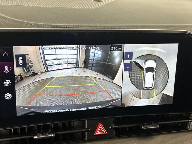Photo of 2024 Glacier White Pearl/Ebony Black Roof Kia Sportage