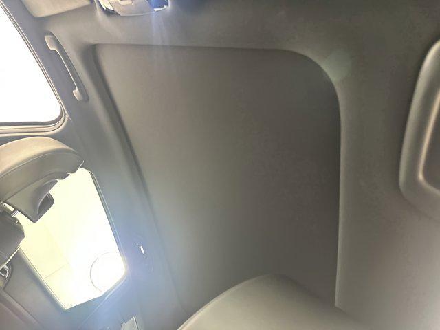 Photo of 2024 Glacier White Pearl/Ebony Black Roof Kia Sportage