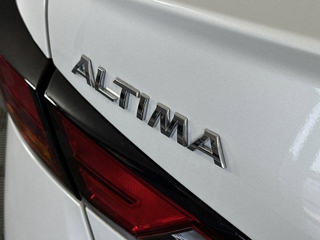 Photo of 2022 Pearl White Tricoat Nissan Altima