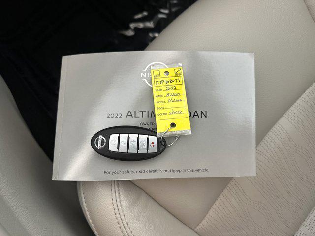 Photo of 2022 Pearl White Tricoat Nissan Altima