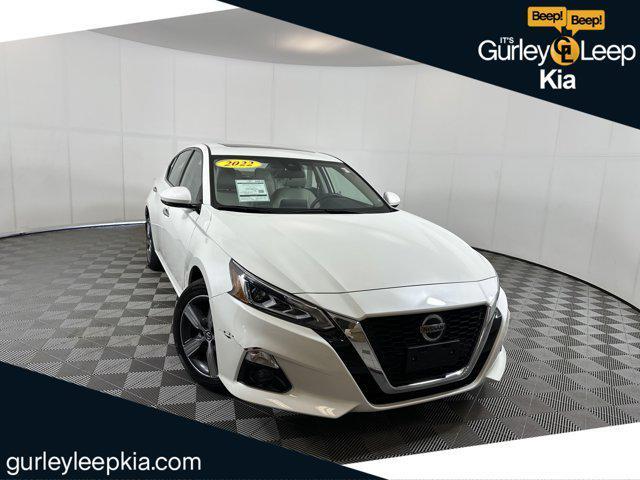 Photo of 2022 Pearl White Tricoat Nissan Altima
