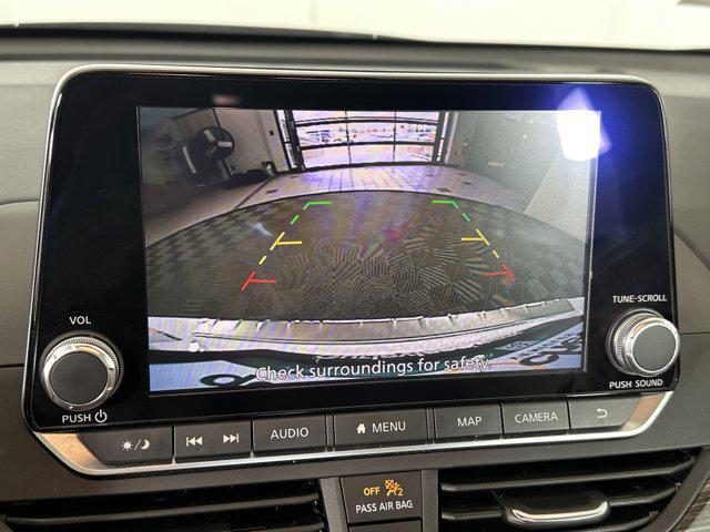 Photo of 2022 Pearl White Tricoat Nissan Altima