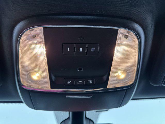 Photo of 2018 Bright White Clearcoat Jeep Grand Cherokee