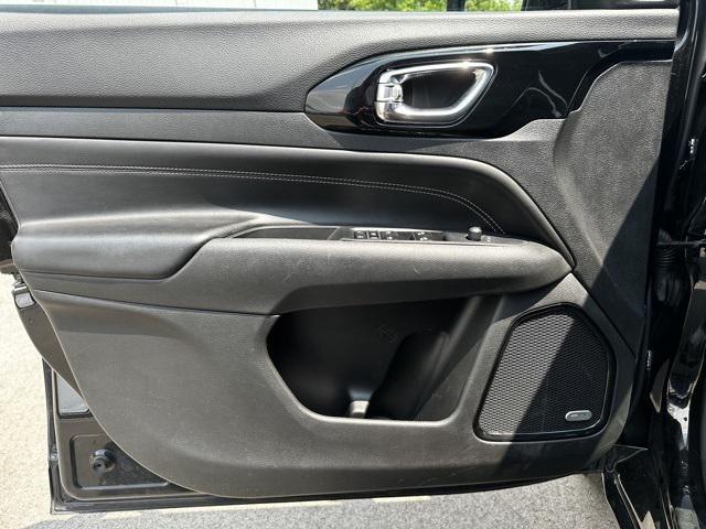 Photo of 2022 Diamond Black Crystal Pearlcoat Jeep Compass
