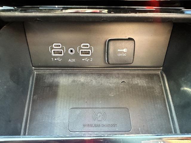 Photo of 2023 Diamond Black Crystal Pearlcoat Jeep Grand Cherokee L