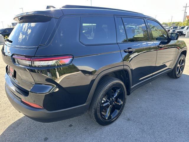Photo of 2023 Diamond Black Crystal Pearlcoat Jeep Grand Cherokee L