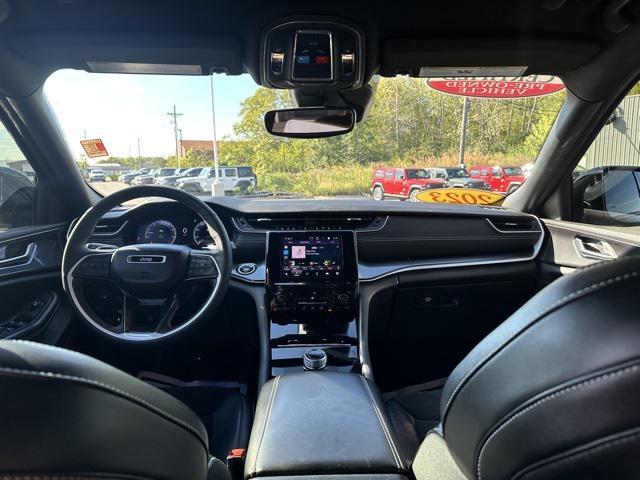 Photo of 2023 Diamond Black Crystal Pearlcoat Jeep Grand Cherokee L