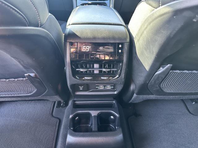 Photo of 2023 Diamond Black Crystal Pearlcoat Jeep Grand Cherokee L
