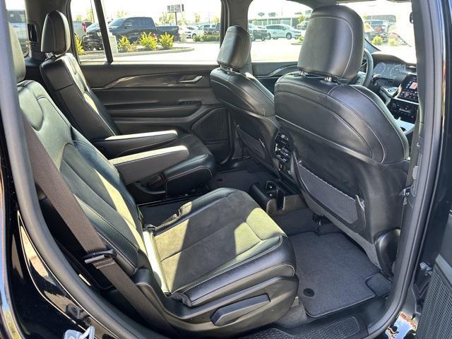Photo of 2023 Diamond Black Crystal Pearlcoat Jeep Grand Cherokee L